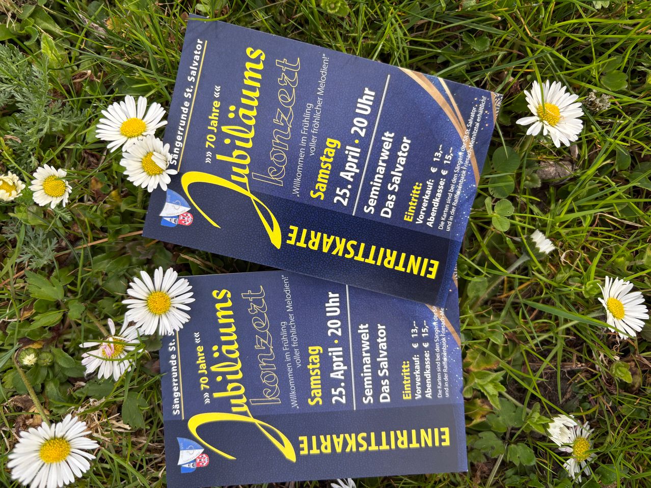 Two blue tickets for a seminar by Das Salzburger are on the grass. The seminar is on April 25, from 9 a.m. to 5 p.m. It includes a seminar, a workshop, and a lunch break.