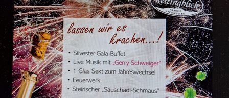 Ein Flyer für eine Silvesterfeier in einem Restaurant. Es zeigt Feuerwerk, eine Champagnerflasche und ein festliches Menü. Der Preis beträgt 49 Euro pro Person.
