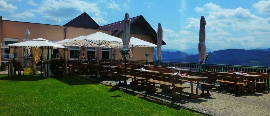 Bild enthält, Hotel, Resort, Villa, Nature, Outdoors, Scenery, Grass, Person, Waterfront, Shelter