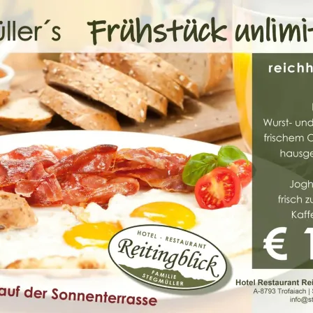 Ein Frühstücksteller mit Eiern, Speck und Tomaten auf einem Holztisch mit einer Tasse Kaffee. Das Bild enthält auch ein Logo für Reitingblick Family Stegmuller.