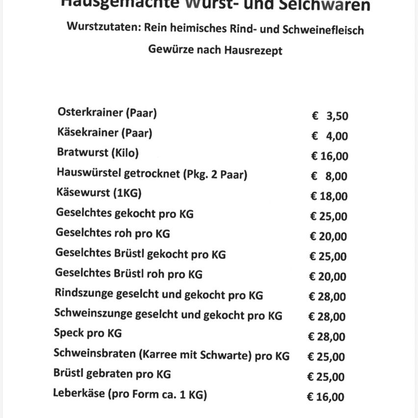 Eine Speisekarte mit hausgemachten Würsten und Schweinespezialitäten. Zutaten umfassen reines heimisches Rind- und Schweinefleisch. Nach Hausrezepten gekocht. Preise pro Kilogramm aufgeführt.