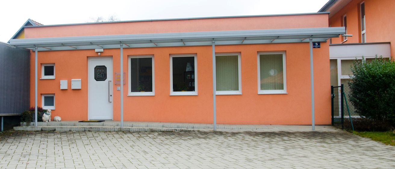 Bild enthält, Architecture, Building, Housing, Cobblestone, Path, Road, Floor, House, Walkway