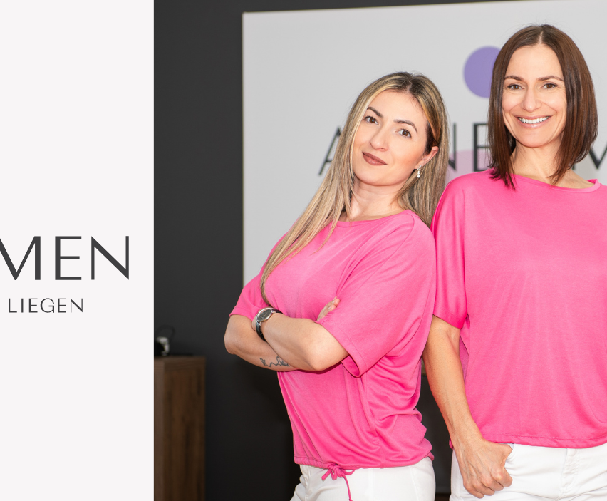 Bild enthält, T-Shirt, Blouse, People, Person, Adult, Female, Woman, Male, Man, Necklace