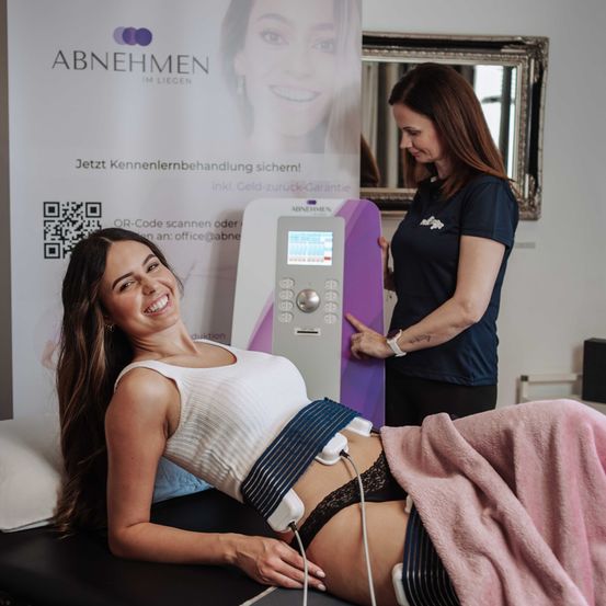 Bild enthält, Adult, Female, Person, Woman, Face, Head, Bride, Ultrasound, QR Code, Wristwatch