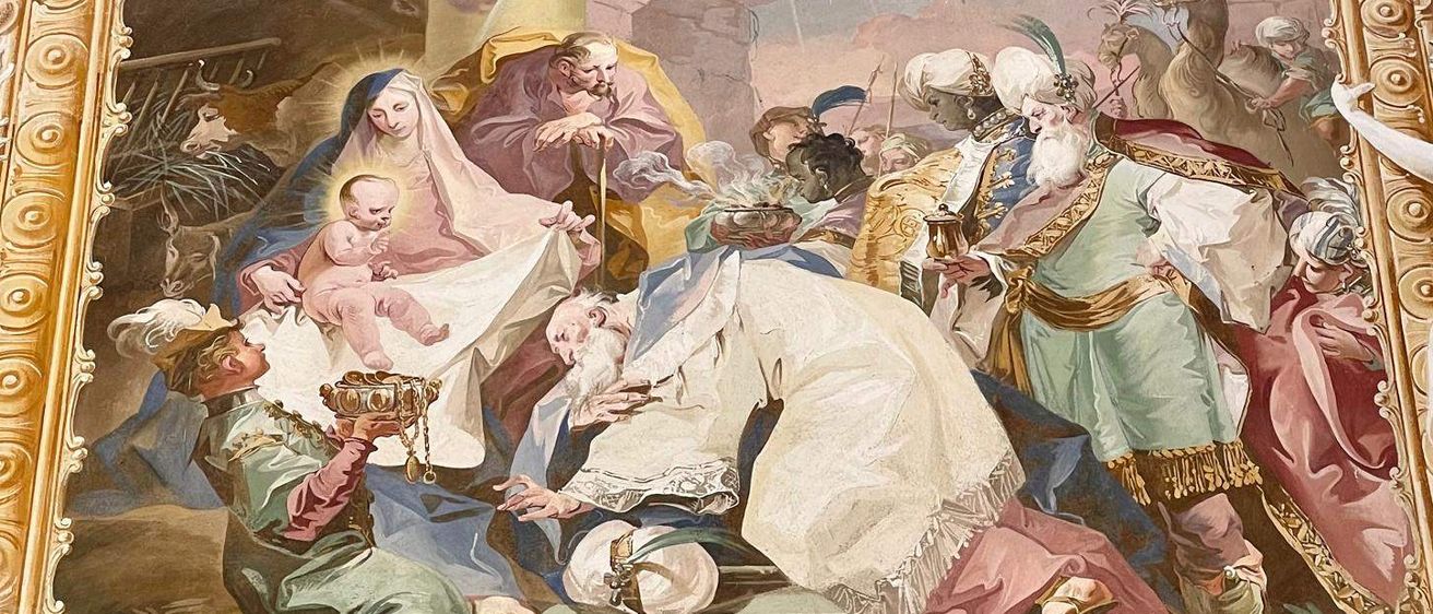 Das Gemälde zeigt die Anbetung des neugeborenen Jesus durch die drei Weisen aus dem Morgenland, umgeben von Engeln, Maria und Josef.