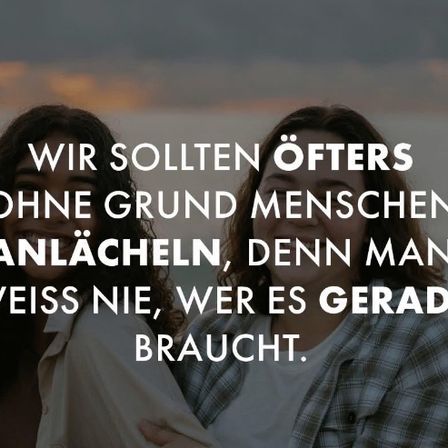 Zwei Frauen am Strand mit einem Zitat: 'Wir sollten öfter Menschen ohne Grund ansprechen, denn man weiß nie, wer es gerade braucht.'