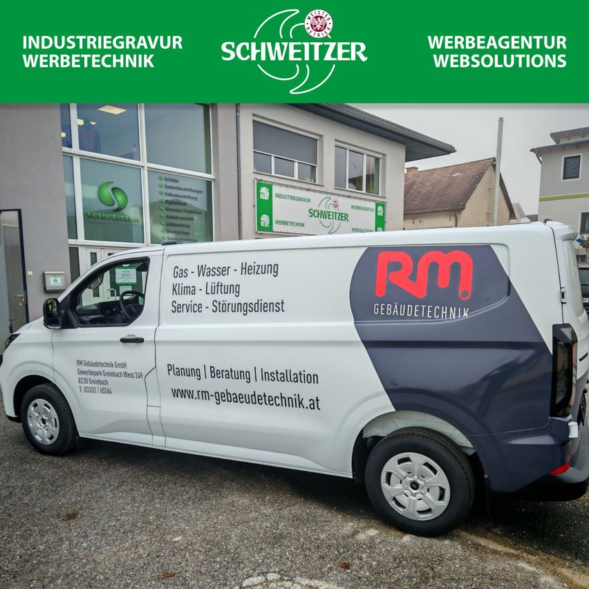 Ein weißer Van, der vor einem Gebäude geparkt ist, mit dem Logo und den Kontaktdaten von RM Gebaudetechnik an der Seite. Das Gebäude hat das Logo von Schweitzer Industriegravur Werbetechnik.