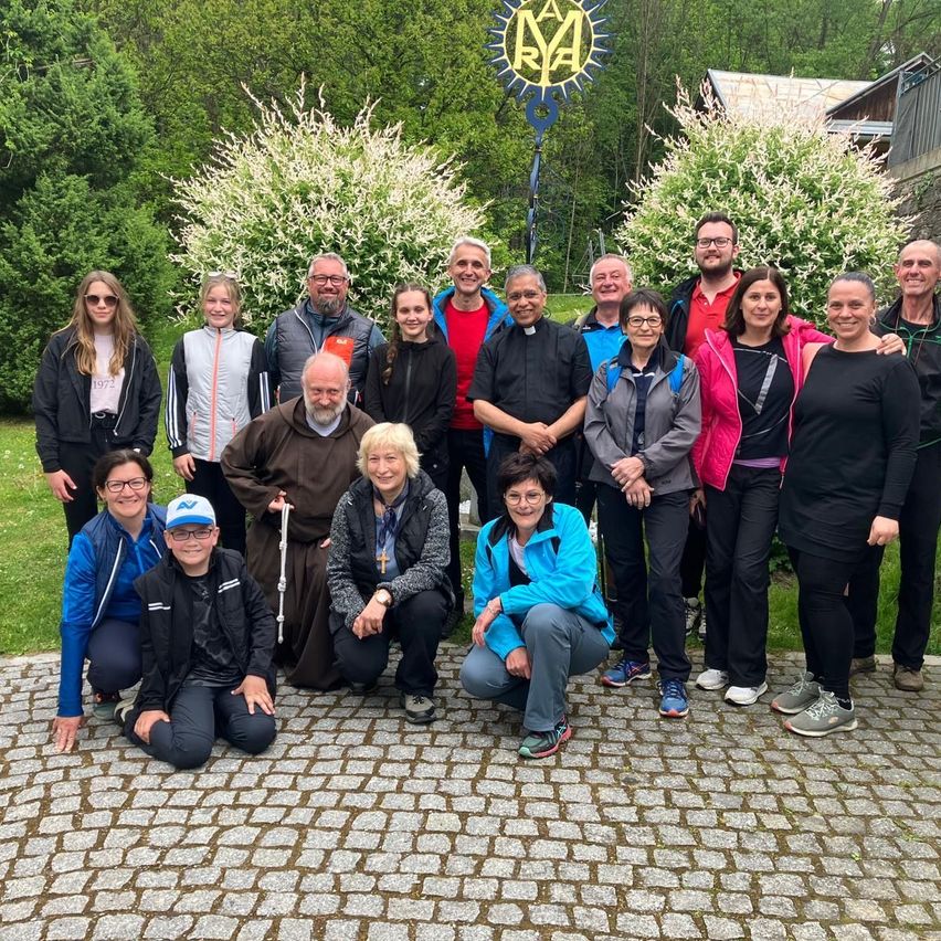 Bild enthält, People, Person, Groupshot, Pants, Adult, Female, Woman, Male, Man, Portrait