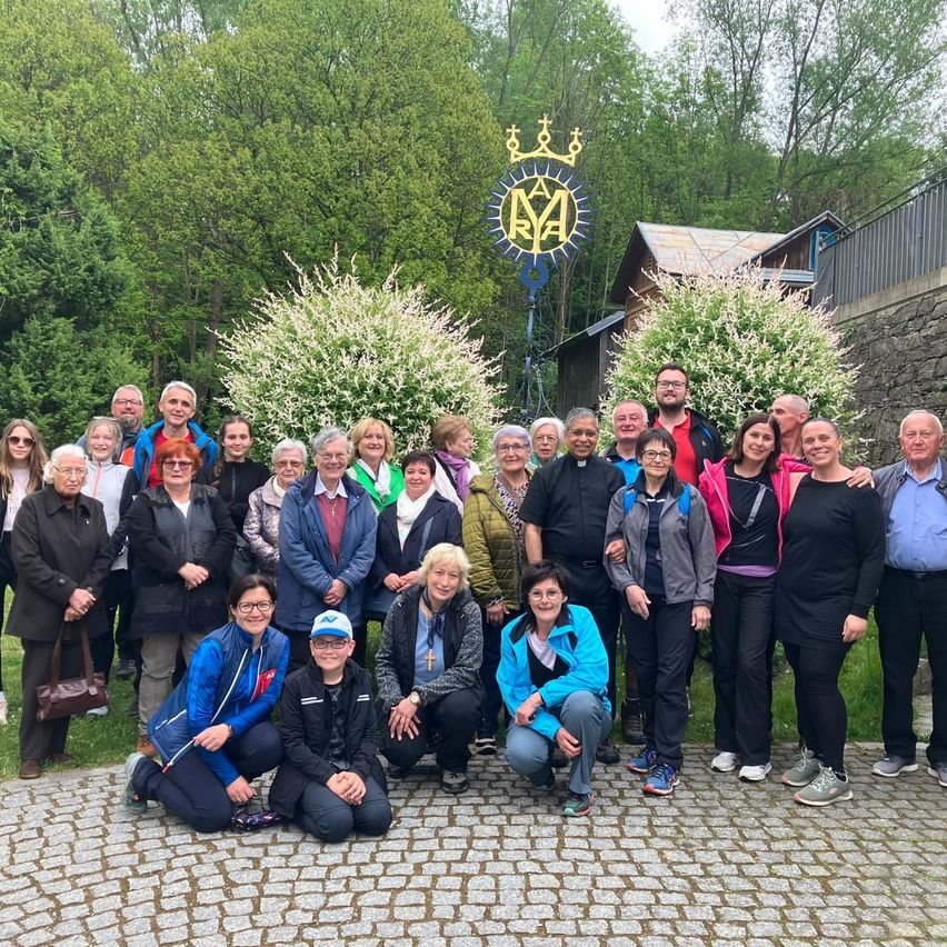 Bild enthält, Blazer, Coat, Jacket, People, Suit, Shelter, Grass, Park, Pants, Vegetation