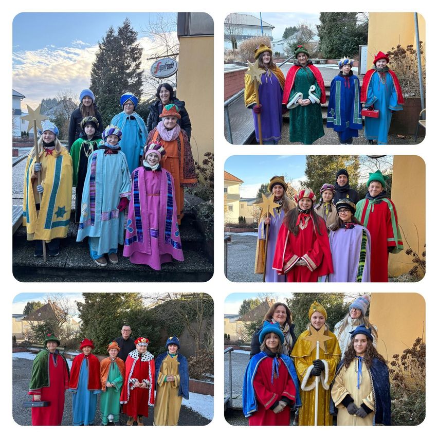 Ein Collage aus vier Bildern zeigt eine Gruppe von Menschen in verschiedenen farbenfrohen Kostümen, möglicherweise für eine festliche Veranstaltung. Jedes Panel zeigt verschiedene Blickwinkel und Umgebungen, einschließlich einer Treppe und eines verschneiten Hintergrunds.