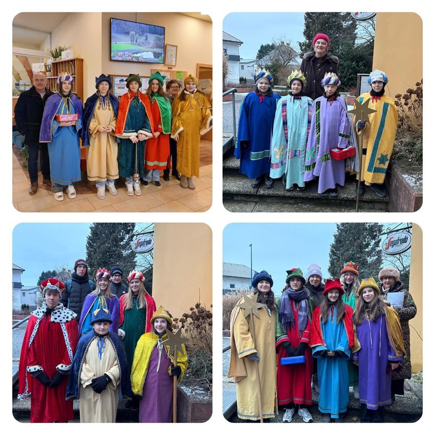 Vier Collages von Kindern in verschiedenen Kostümen, wahrscheinlich für ein Schulstück, sind zu sehen. Die Kostüme umfassen Kronen, Umhänge und Accessoires. Die Hintergründe variieren von drinnen nach draußen.