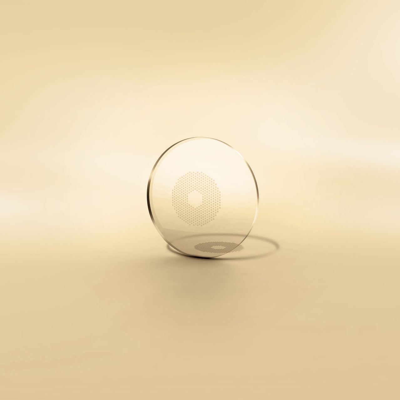 Ein transparentes kreisförmiges Objekt mit einem strukturierten Muster liegt auf einer beigen Oberfläche. Das Objekt reflektiert Licht, und sein Schatten ist auf der Oberfläche sichtbar.