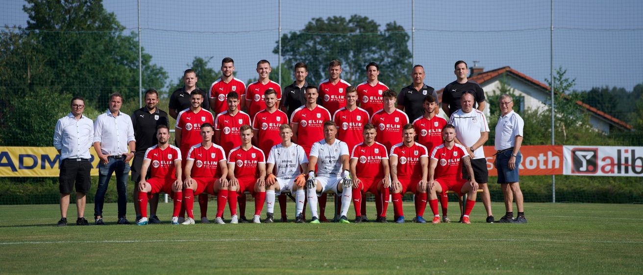 Bild enthält, People, Person, Team, Groupshot, Clothing, Footwear, Shoe, Sport, Team Sport, Field