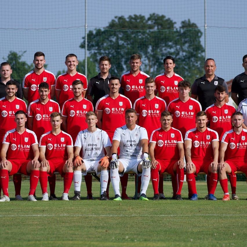 Bild enthält, People, Person, Team, Groupshot, Clothing, Footwear, Shoe, Sport, Team Sport, Field