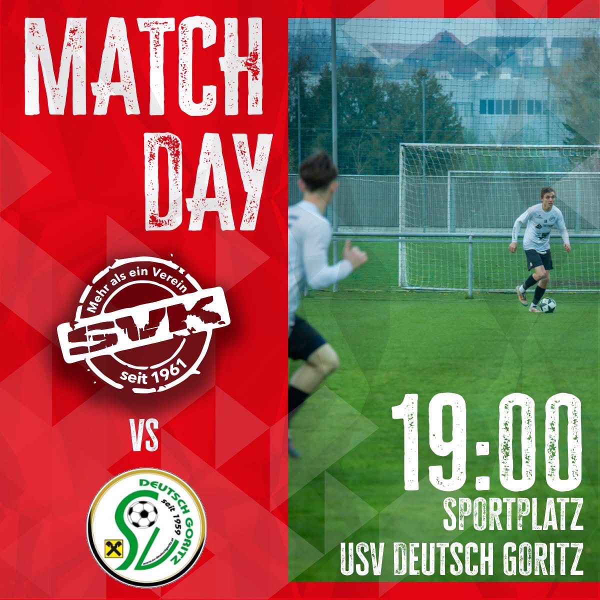 Ein Plakat für ein Fußballspiel zeigt zwei Spieler auf einem Feld mit rotem Hintergrund und Text 'Match Day' und '19:00'. Die Spieler rennen auf das Tor zu.