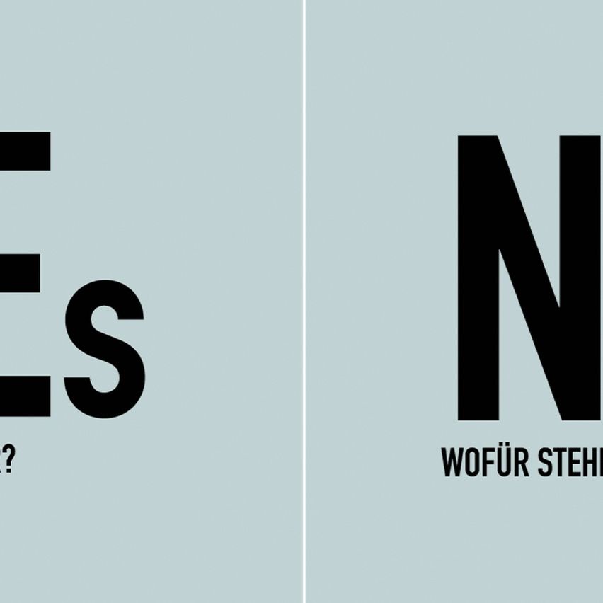 Das Bild zeigt zwei Seiten eines Posters, eine Seite hat die Buchstaben 'Es' in Schwarz auf blauem Hintergrund und die andere Seite hat 'Ns' mit einem Fragezeichen in Schwarz auf blauem Hintergrund.