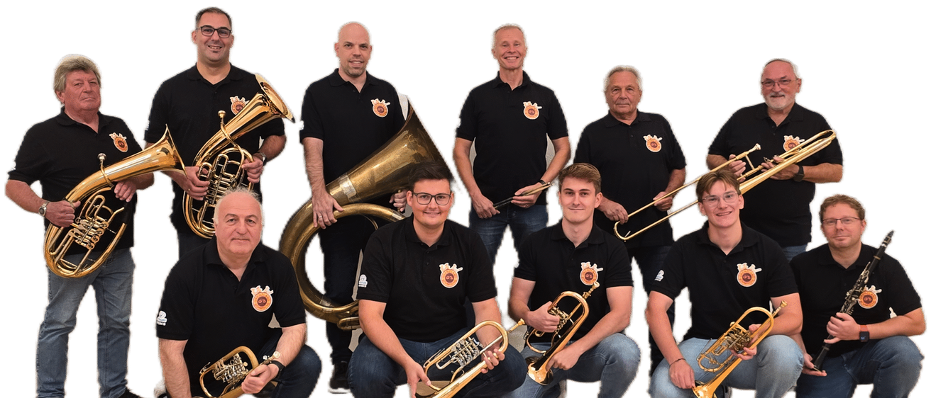 Eine Gruppe von Männern in schwarzen Poloshirts posiert für ein Foto, einige mit Musikinstrumenten. Zu den Instrumenten gehören Trompete, Posaune und Tuba.