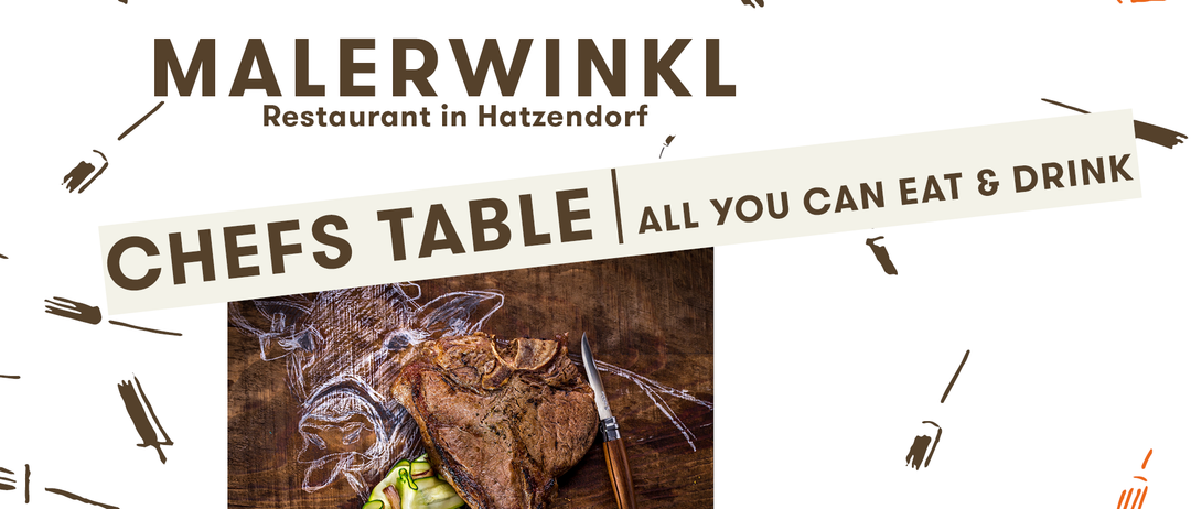 Ein Restaurant in Hatzendorf bietet Steak auf einem Holztisch mit einem Messer an. Es hat eine rustikale, einladende Atmosphäre.