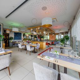 Bild enthält, Indoors, Restaurant, Cafeteria, Cafe, Dining Table, Furniture, Table, Dining Room, Lounge