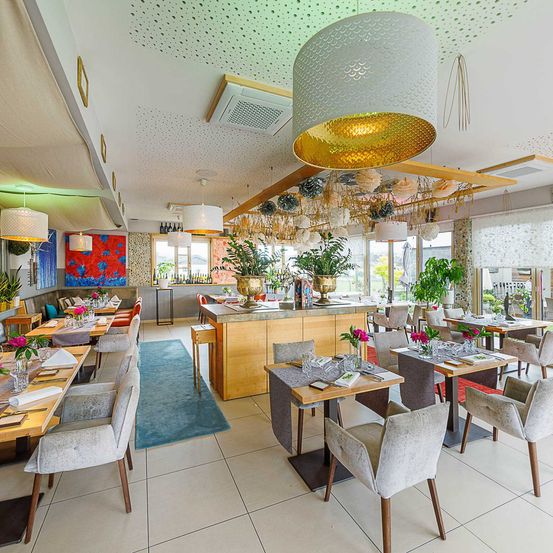 Bild enthält, Indoors, Restaurant, Cafeteria, Dining Room, Dining Table, Furniture, Table, Lounge