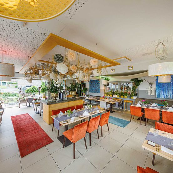 Bild enthält, Indoors, Restaurant, Cafeteria, Dining Room, Dining Table, Furniture, Table, Lounge, Interior Design, Rug