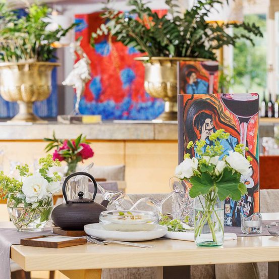 Bild enthält, Flower, Flower Arrangement, Interior Design, Table, Flower Bouquet, Dining Table, Tabletop, Home Decor, Brunch, Painting