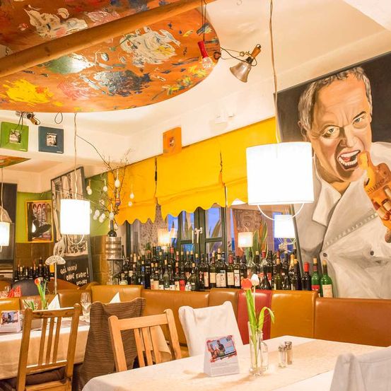 Bild enthält, Building, Person, Chair, Face, Urban