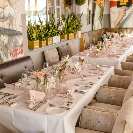 Bild enthält, Indoors, Hall, Fun, Cup, Adult, Male, Man, Person, Dining Room, Fork