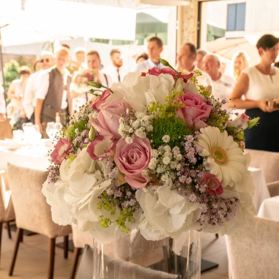 Bild enthält, Flower, Flower Arrangement, Flower Bouquet, Adult, Female, Person, Woman, Handbag, Rose, Tie