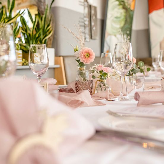 Bild enthält, Flower, Flower Arrangement, Indoors, Dining Table, Table, Flower Bouquet, Glass, Hall, Tabletop, Dining Room