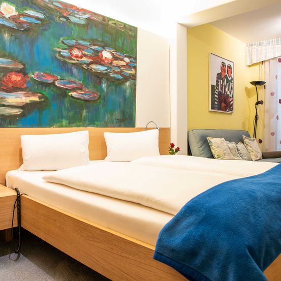 Bild enthält, Indoors, Interior Design, Home Decor, Painting, Bed, Bedroom, Dorm Room, Furniture, Switch, Cushion