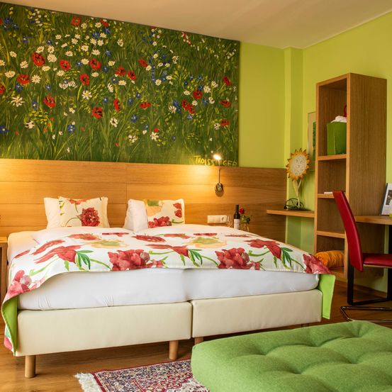 Bild enthält, Indoors, Interior Design, Home Decor, Corner, Cushion, Chair, Furniture, Rug, Bedroom, Desk