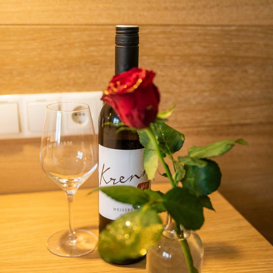 Bild enthält, Alcohol, Beverage, Bottle, Liquor, Wine, Wine Bottle, Outdoors, Nature, Glass, Countryside