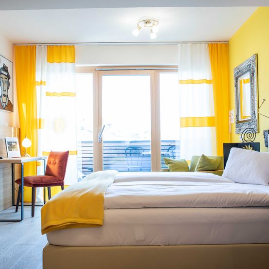 Bild enthält, Indoors, Interior Design, Chair, Furniture, Screen, Computer Hardware, Monitor, Bedroom, Desk, Door