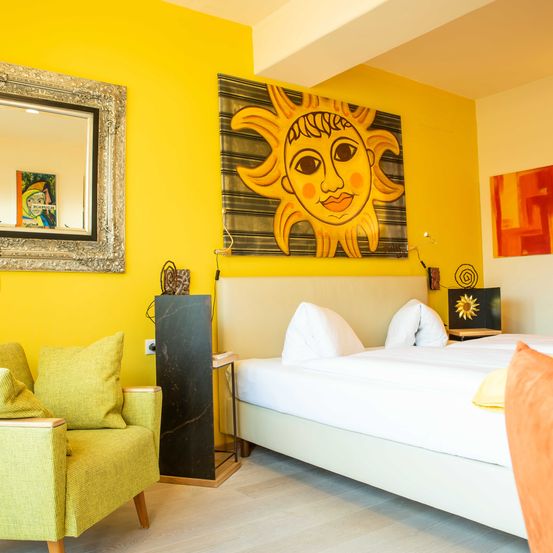 Bild enthält, Corner, Home Decor, Cushion, Indoors, Interior Design, Furniture, Bed, Living Room, Bedroom