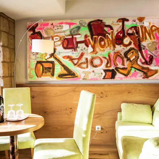 Bild enthält, Indoors, Interior Design, Living Room, Chair, Couch, Art, Painting, Home Decor, Plate, Table