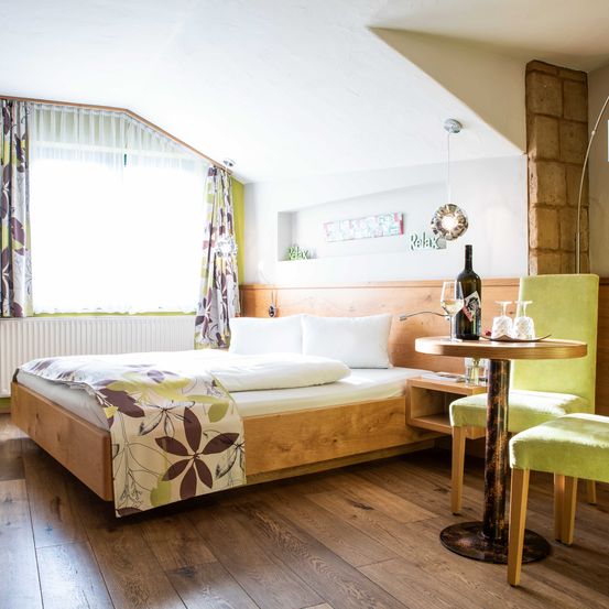 Bild enthält, Interior Design, Home Decor, Wood, Lamp, Chair, Furniture, Bed, Corner, Hardwood, Monitor