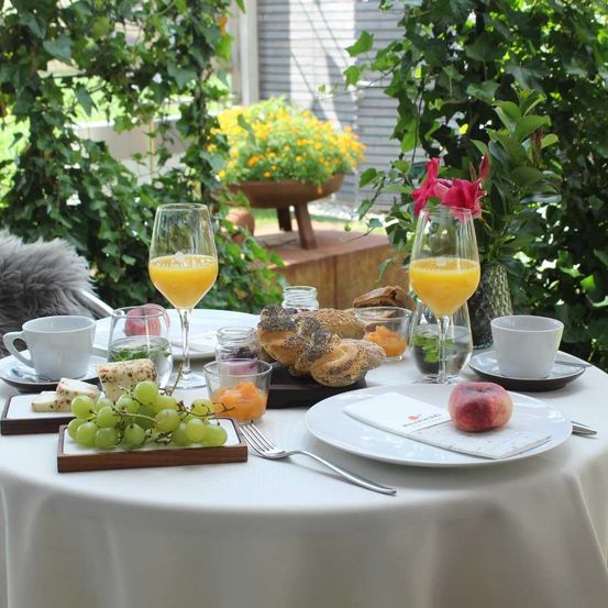 Bild enthält, Brunch, Furniture, Table, Tabletop, Dining Table, Cup, Fork, Outdoors, Nature, Plant