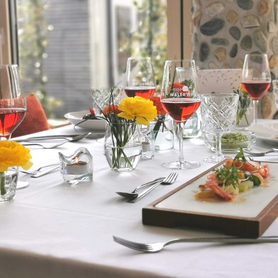 Bild enthält, Furniture, Table, Tabletop, Dining Table, Brunch, Nature, Outdoors, Fork, Glass, Countryside