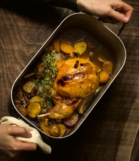 Bild enthält, Food Presentation, Cooking Pot, Cookware, Pot, Baby, Person, Meal, Adult, Male, Man