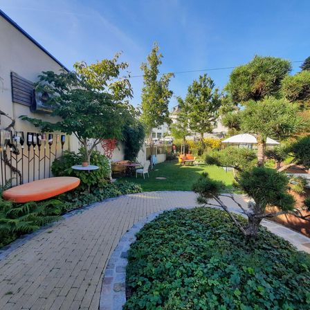 Bild enthält, Housing, Villa, Backyard, Outdoors, Grass, Garden, Park, Chair, City, Desk