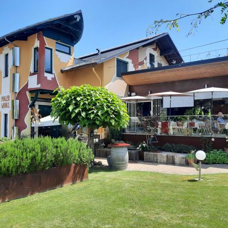 Bild enthält, Neighborhood, Grass, Plant, Suburb, Person, Housing, Villa, City, Car, Nature