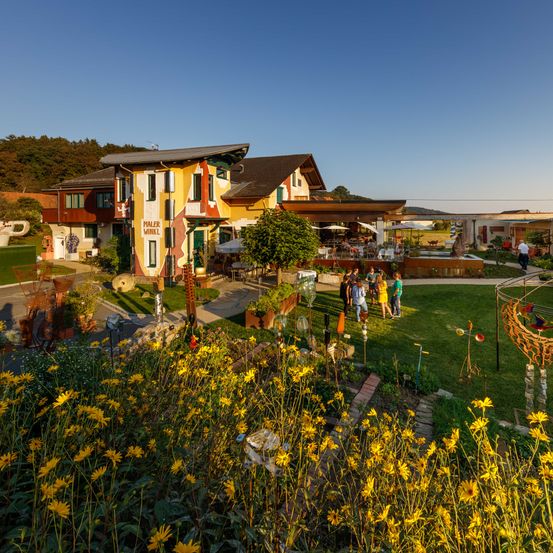 Bild enthält, Neighborhood, Outdoors, Nature, Person, Grass, Shelter, Countryside, Suburb, Rural, Yard