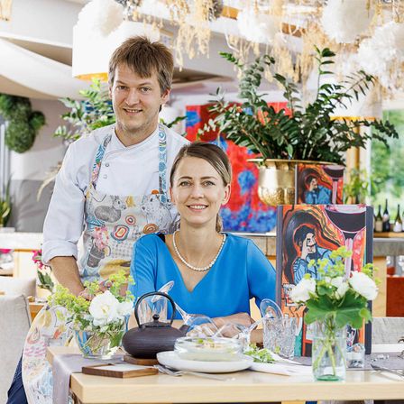 Bild enthält, People, Person, Waiter, Adult, Female, Woman, Art, Painting