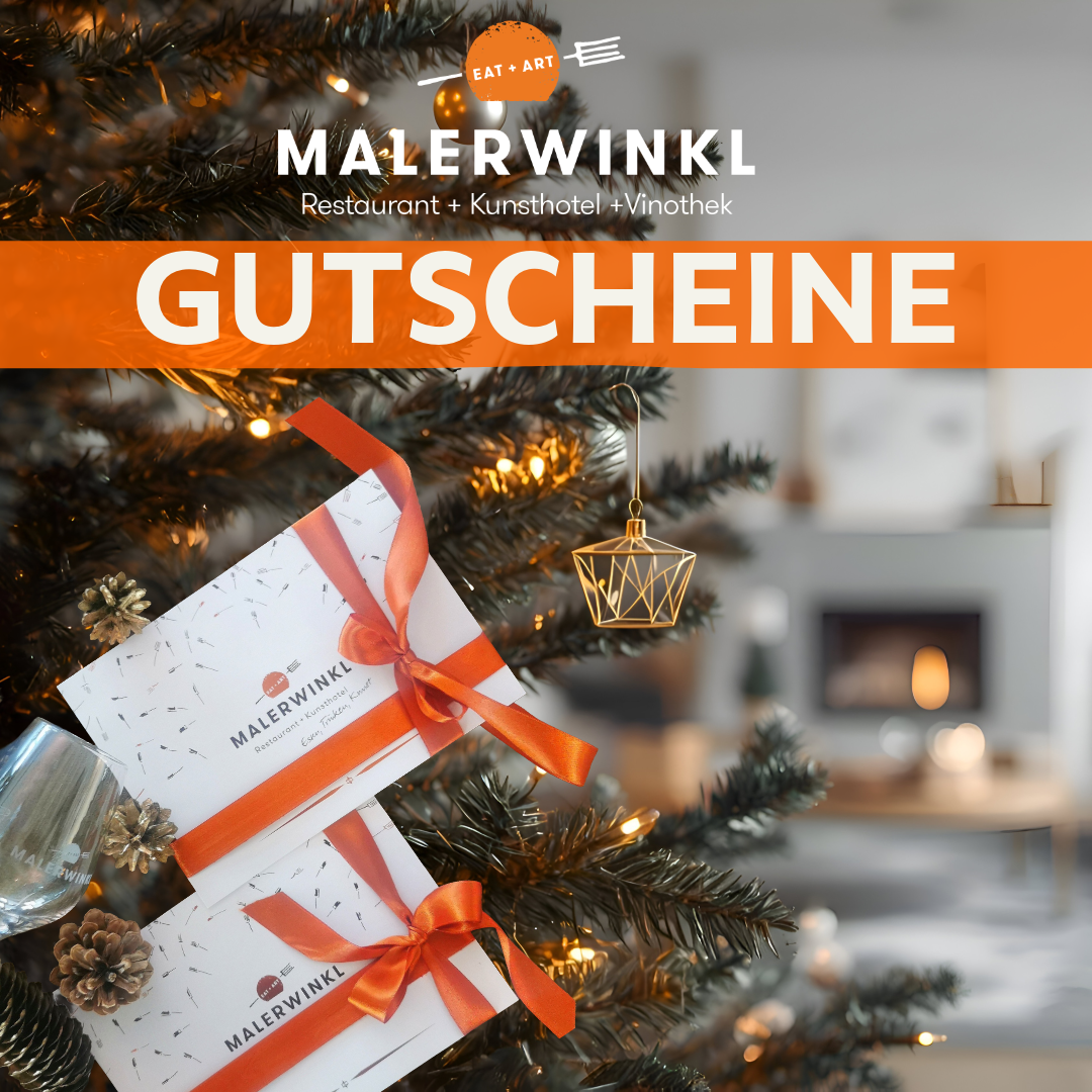 Ein Weihnachtsbaum, geschmückt mit Geschenkboxen, die das Logo und den Namen Malerwinkel tragen, hängen an den Zweigen. Der Baum ist mit Lichtern und Tannenzapfen dekoriert, vor einem unscharfen Hintergrund mit einem Kamin.