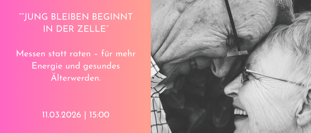 Ein Poster mit einem älteren Paar, der Mann trägt eine Brille und die Frau lächelt. Der Text auf der linken Seite lautet 'Einladung bleiben beginnt in der Zelle'. Unten steht ein Datum und eine Uhrzeit, '1.03.2026 | 15:00'.