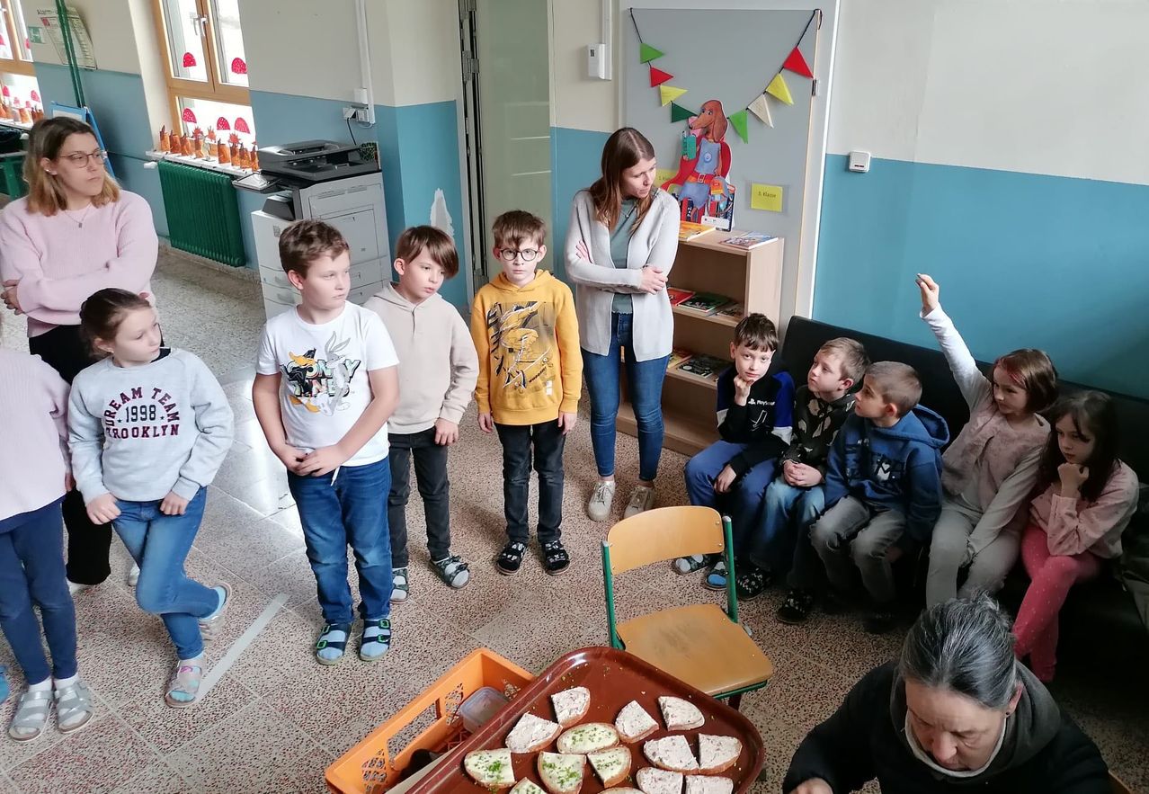 Bild enthält, People, Person, Adult, Female, Woman, Child, Girl, Boy, Male, Face