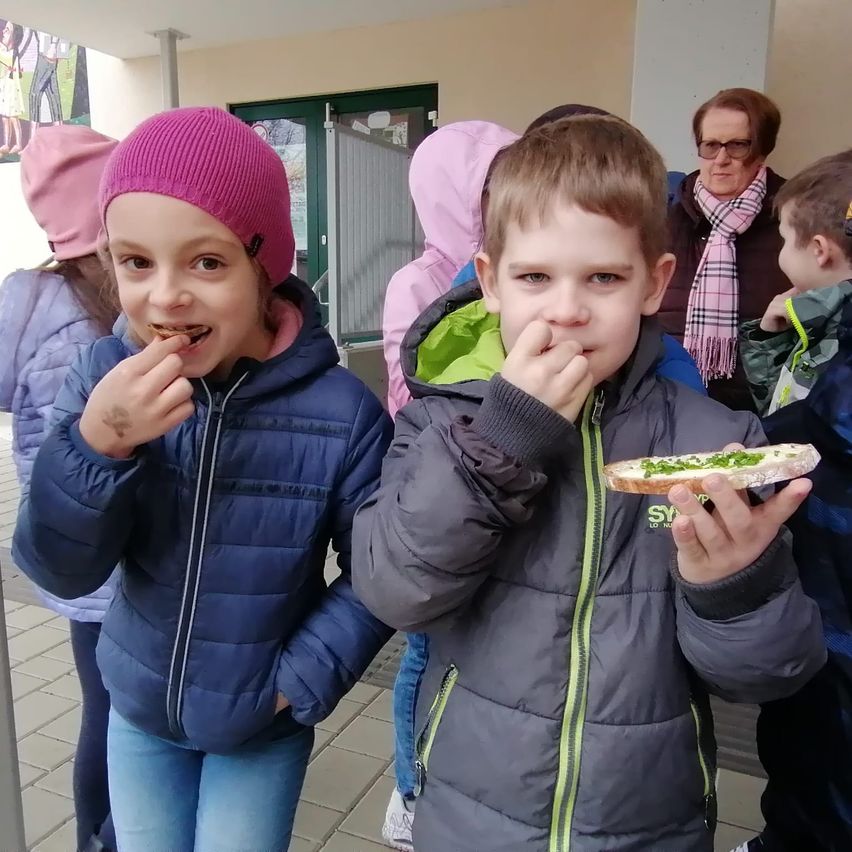 Bild enthält, Eating, Food, Person, Head, Face, Boy, Child, Male, Accessories, Glasses