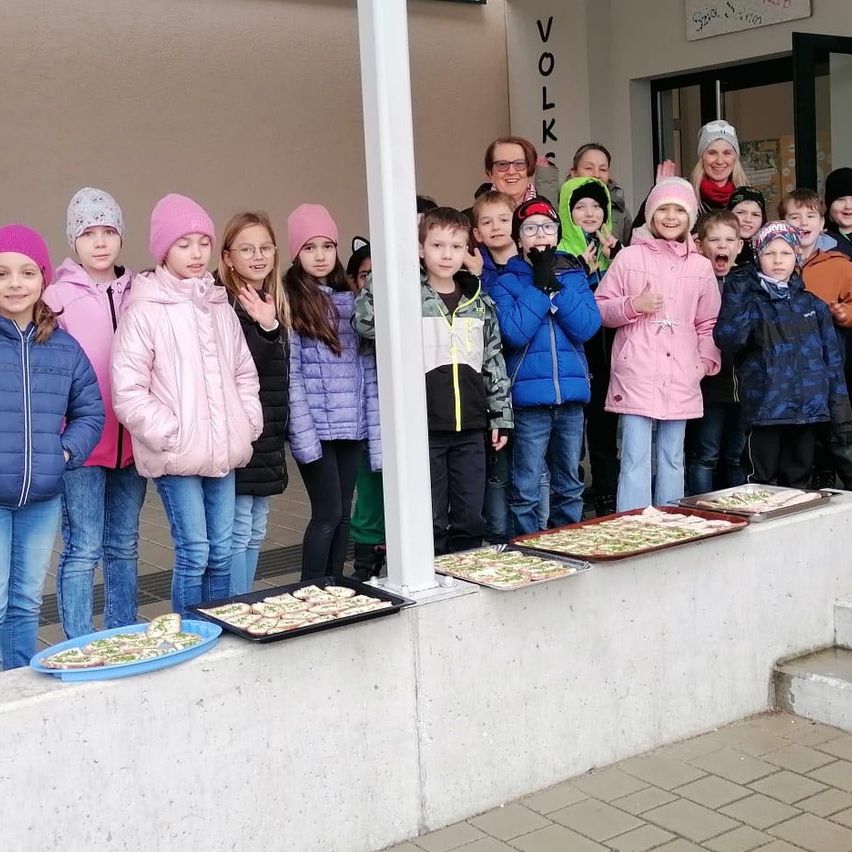 Bild enthält, People, Person, Pants, Groupshot, Hoodie, Jeans, Jacket, Adult, Female, Woman