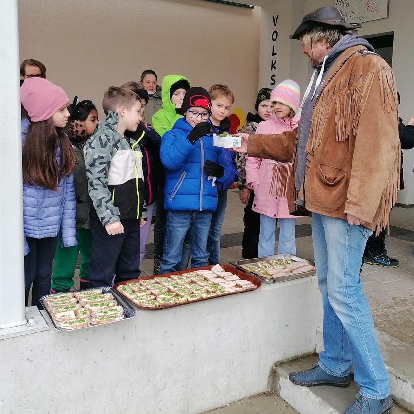 Bild enthält, People, Person, Pants, Glove, Coat, Child, Female, Girl, Teen, Boy